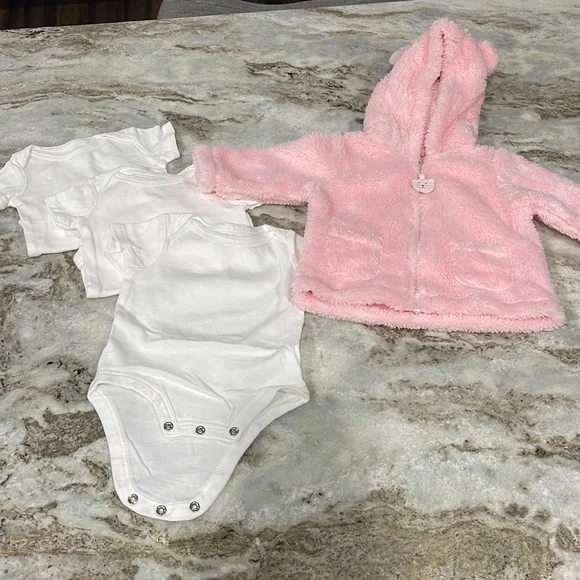 Group of baby girls, size 3 months clothes. All in great condition! - Picture 2 of 4
